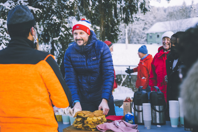 Ungdommene hadde gjort klart vafler og kaffe til Kronprins Haakon og dugnadsgjengen. (Foto: Marius Dalseg Sætre/DNT)